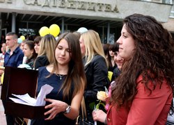 Студентка 1-го курсу Аня Дубіна обійшла зі скринькою усі групи випускників, одержавши від них листи з побажаннями, які чекатимуть свого часу, щоб уже зрілі фахівці, спеціалісти змогли їх відкрити і перевірити – а чи дійсно мрії збулися?